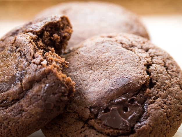 Cookies de brownie de chocolate escuro macio caseiro colocados em uma placa de madeira