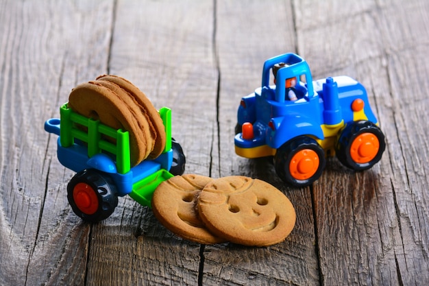 Foto cookies de cara engraçada em fundo de madeira