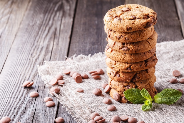 Cookies de chocolate com menta e gotas de chocolate