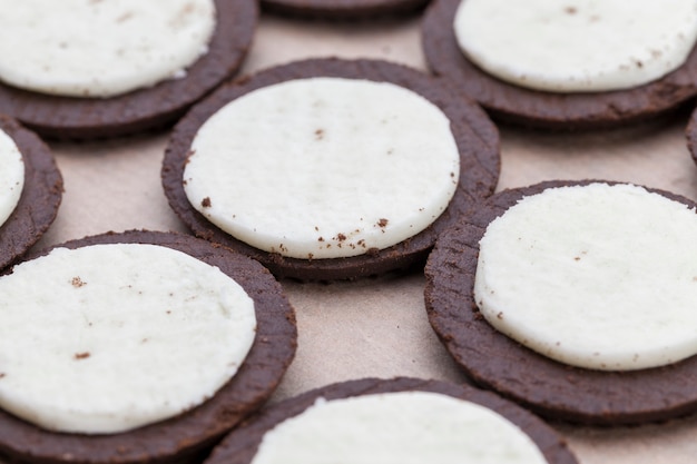 Cookies de chocolate com recheio cremoso de creme, dividido em pedaços de biscoito e recheio de creme