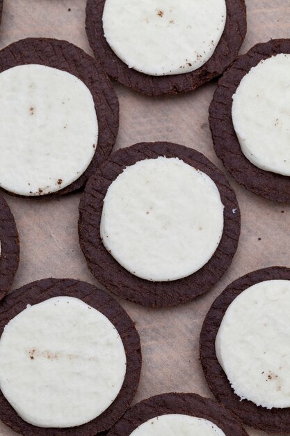 Cookies de chocolate com recheio de creme cremoso