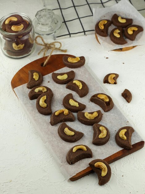 Foto cookies de chocolate de caju. cookies de chocolate com cobertura de castanha de caju.