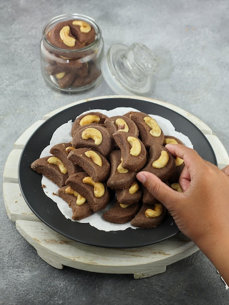 Cookies de chocolate de caju. Cookies de chocolate com cobertura de castanha de caju.