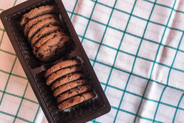 Cookies de chocolate em embalagens em pano.