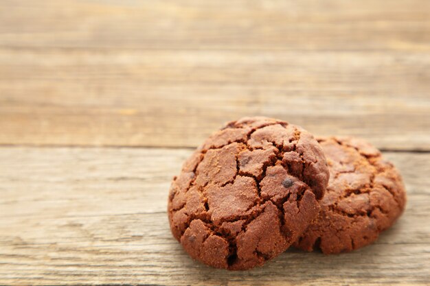 Cookies de chocolate em fundo cinza de madeira.