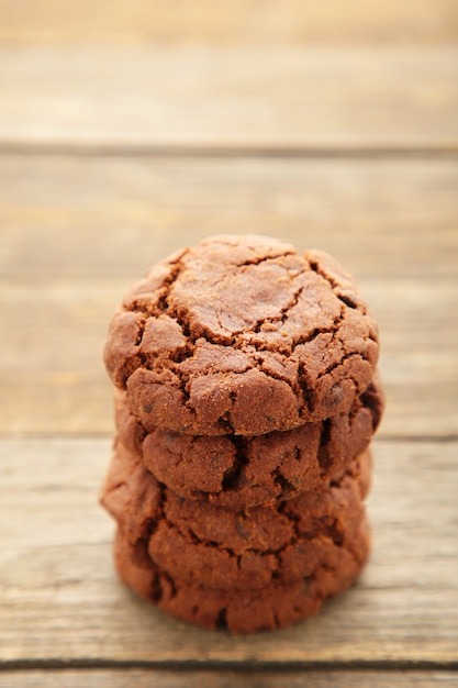 Cookies de chocolate em fundo cinza de madeira