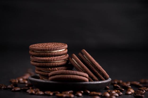 Cookies de chocolate em fundo preto.