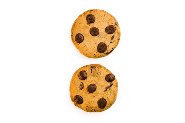Cookies de chocolate isolados no fundo branco. Macro de close-up. Foco seletivo.
