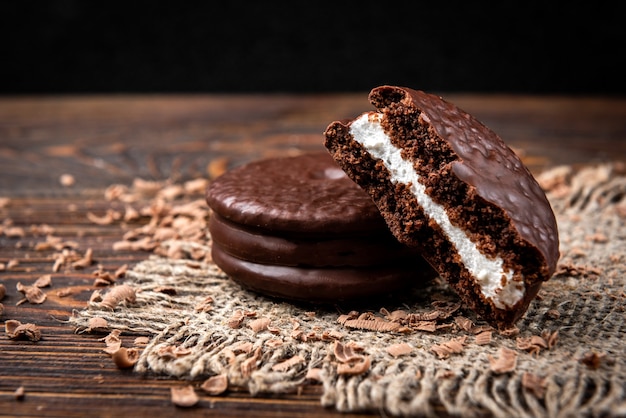 Cookies de chocolate na madeira escura.