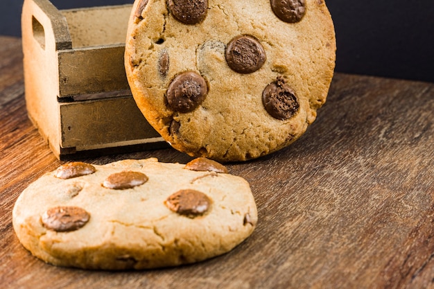 Cookies de chocolate na mesa de madeira. Fechar-se. Foco seletivo