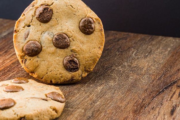 Cookies de chocolate na mesa de madeira. Fechar-se. Foco seletivo