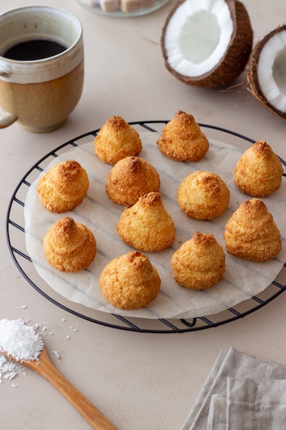 Foto cookies de coco em uma superfície bege. cozimento. comida vegetariana.