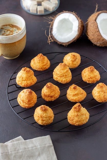 Foto cookies de coco em uma superfície escura. cozimento. comida vegetariana.