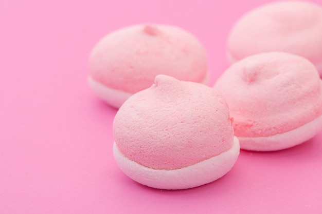 Cookies de formato redondo rosa em um fundo rosa