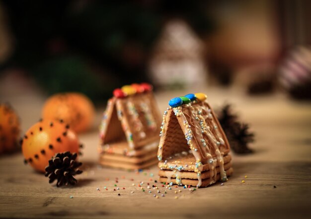 Cookies de imagem de fundo de cozinha de Natal e laranjas no