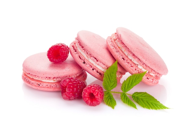 Cookies de macaron de framboesa rosa. Isolado em fundo branco