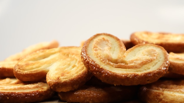 Cookies de palma folhada fresca em forma de um coração. Pastelaria francesa clássica. Orelha de porco, biscoitos de orelha de elefante, corações franceses.