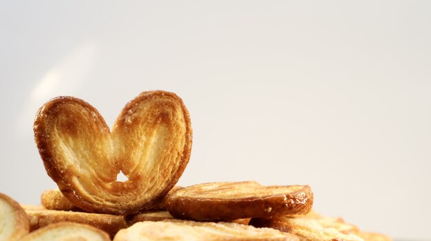 Cookies de palma folhada fresca em forma de um coração. pastelaria francesa clássica. orelha de porco, biscoitos de orelha de elefante, corações franceses.