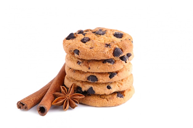 Cookies do chocolate com varas de canela e anis de estrela isolado no fundo branco.