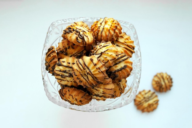 Cookies estão em uma vista superior de um vaso de cristal