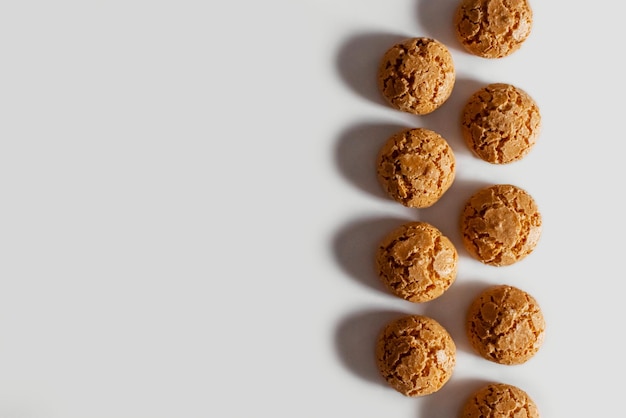 Cookies con grietas en un espacio de copia de fondo claro