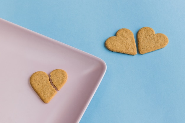 Cookies que representan un corazón roto