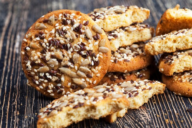 Cookies realmente saborosos e frescos de aveia e trigo polvilhados com nozes e sementes de diferentes tipos