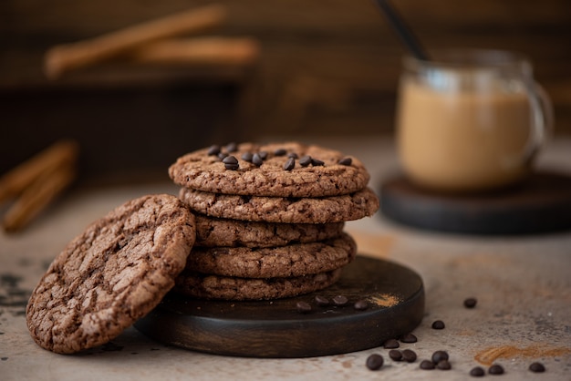 Cookies redondos de gotas de chocolate com amêndoas em uma mesa de madeira