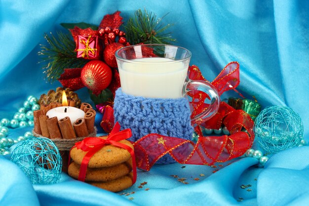 Cookies para Santa: imagen conceptual de galletas de jengibre, leche y decoración navideña