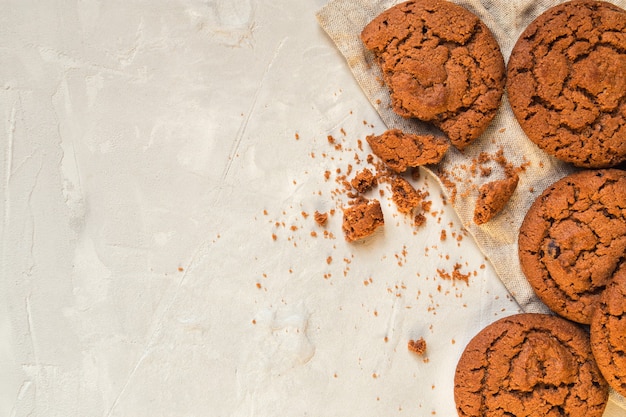 Cookies sobre fondo de hormigón blanco. Copie el área del espacio.