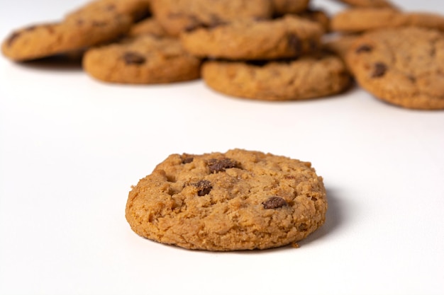 Cookies sobre fundo isolado de mesa de madeira branca