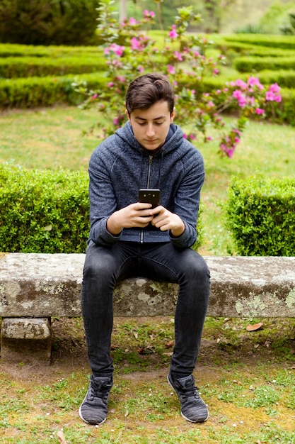 Cool adolescente con cincuenta años y un móvil