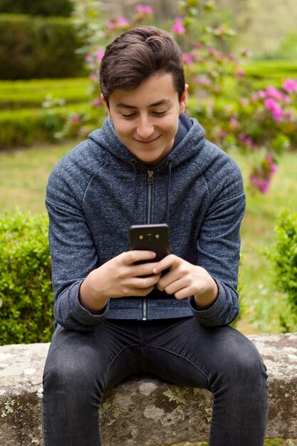 Cool adolescente con cincuenta años y un móvil