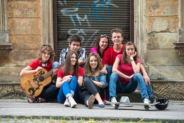 Cool adolescentes posando