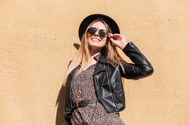 Cool hipster estudiante mujer con gafas. Caucásico, sonriente, feliz, modelo femenino, en, moda, look, en la calle