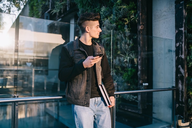 Cool hipster hombre con gadgets en la calle