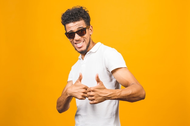 Cool hombre afroamericano con gafas de sol sobre fondo aislado