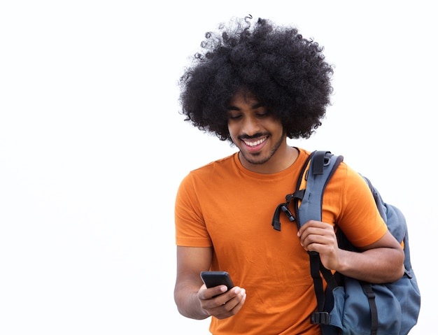 Cool hombre joven con bolsa mirando teléfono móvil