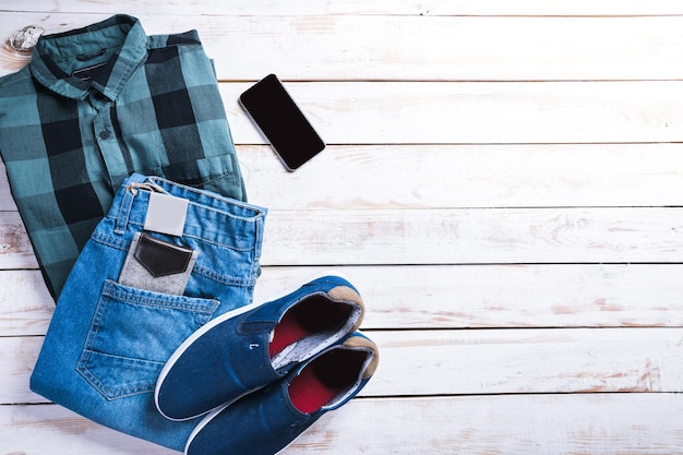 Foto cool moda casual traje de los hombres en la mesa de madera