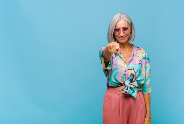 Cool mujer de mediana edad apuntando a la cámara