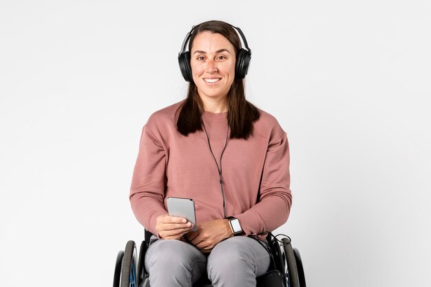 Cool mujer en silla de ruedas escuchando música