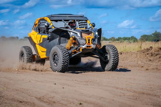 Foto coole aussicht auf hard ride utv atv 4x4 in sandstraße