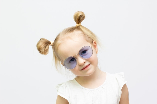 Coole blonde Haare Kid Girl Modern trägt Sonnenbrille