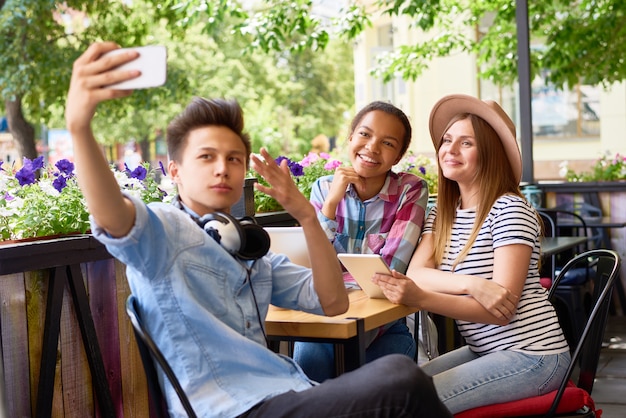 Coole Freunde, die Selfie im Cafe nehmen