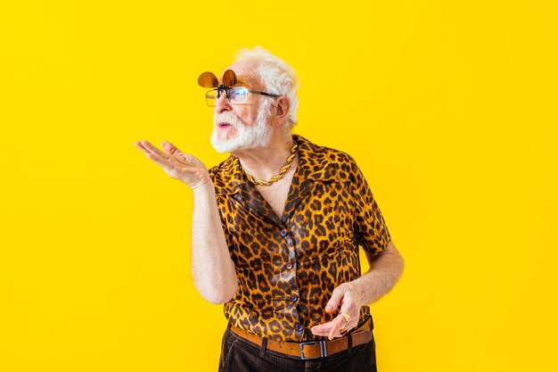 Cooler älterer Mann mit modischem Kleidungsstilporträt auf farbigem Hintergrund