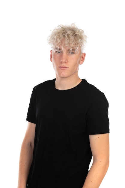 Cooler Kerl mit lockigem blondem Haar, das ein schwarzes T-Shirt isoliert trägt
