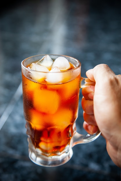 Cooles Americano, Kaffee, Eiswürfel, Glas.