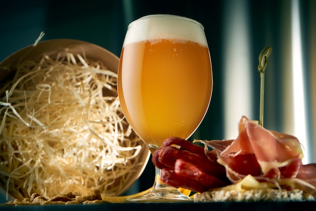 Cooles Craft Wheat Beer in einem klassischen Glas mit Snacks