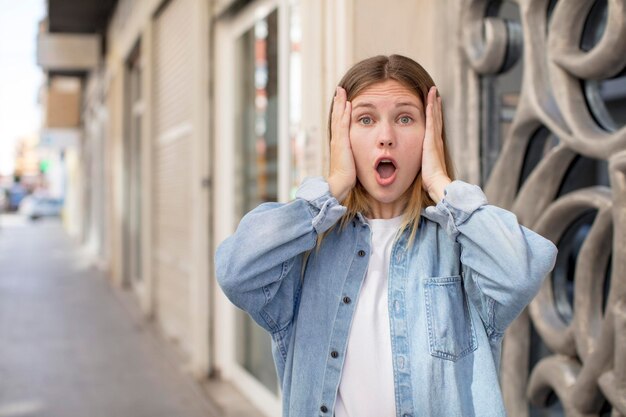 Foto cooles kaukasisches model im freien