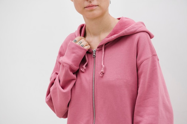 Cooles Mädchen mit einem rosa Hoodie